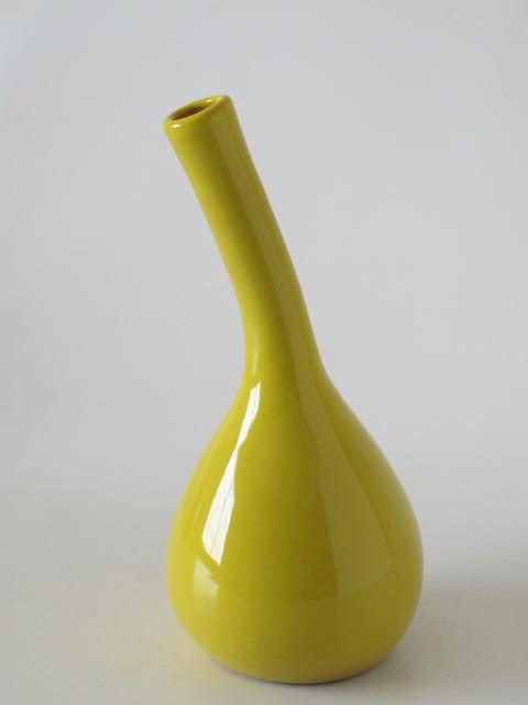 Foto botella amarilla cuello ladeado