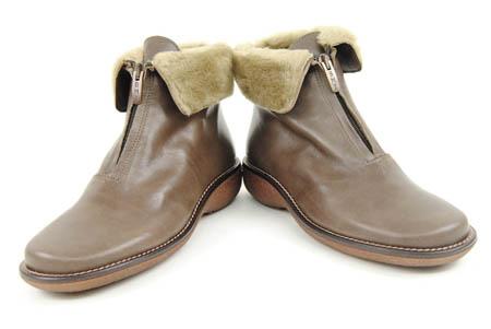 Foto botin taupe con vuelta de pelo