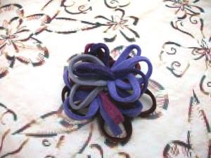 Foto broche y coletero de fieltro cintas