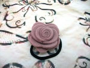 Foto broche y coletero de fieltro flor rosa