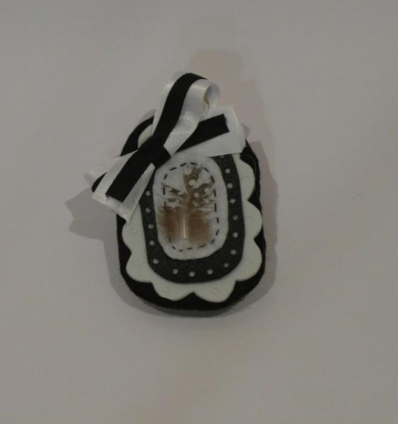 Foto Brooch Cameo Feather B&W