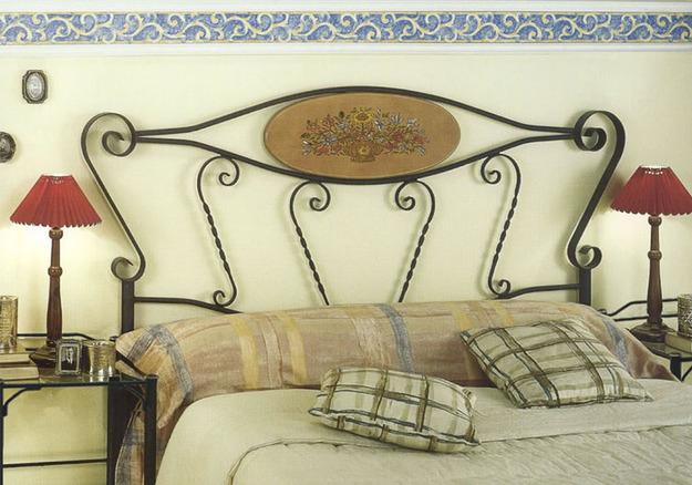 Foto Cabezal Cama en Forja y Madera Modelo Legio Madera