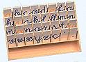 Foto Caja de madera con tres alfabetos de cartón