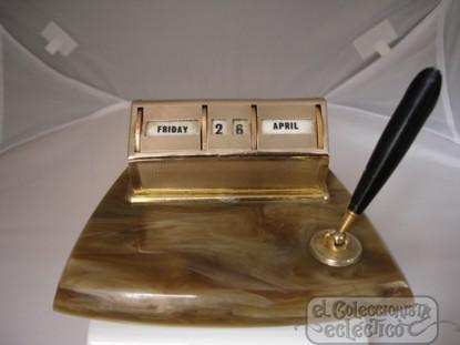 Foto calendario mesa. metal dorado y resina. guilloché. soporte pluma