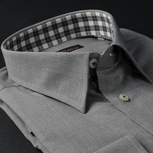 Foto Camisa color liso gris algodón cheurón (tejido espigado), cuello estilo button-down con botones ocultos