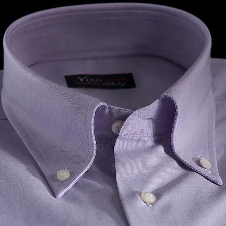 Foto Camisa color liso morado algodón tela doble torzal, cuello estilo button-down alto, puño limado
