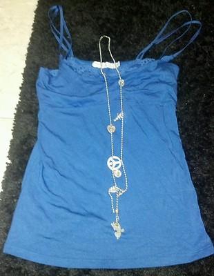 Foto camiseta bershka y collar de regalo.