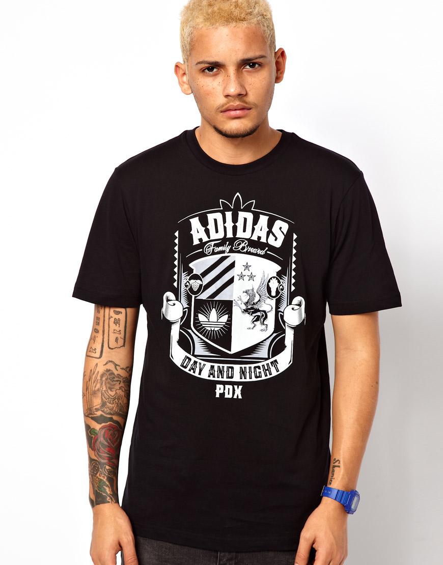 Foto Camiseta con estampado de escudo de Adidas Originals Negro