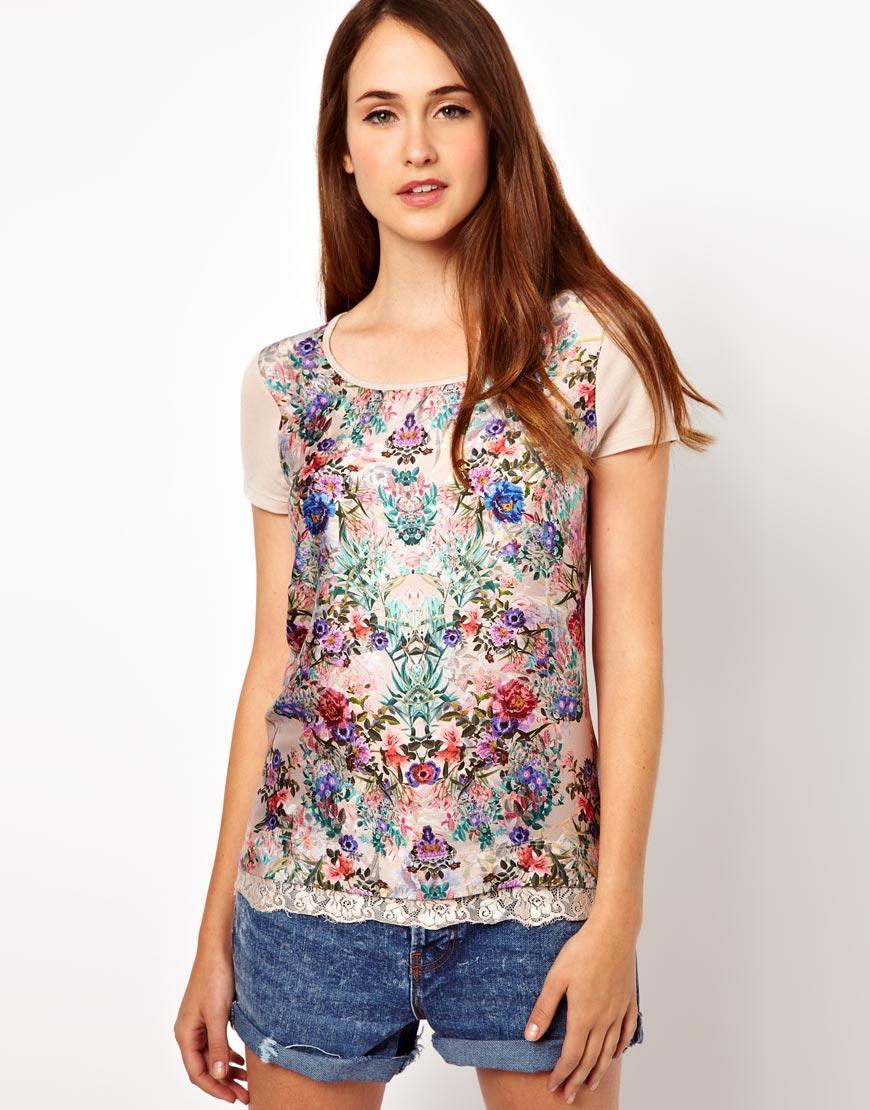 Foto Camiseta con estampado floral y encaje en el bajo de Warehouse Mult...