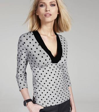 Foto Camiseta cruzada estampada lunares mujer