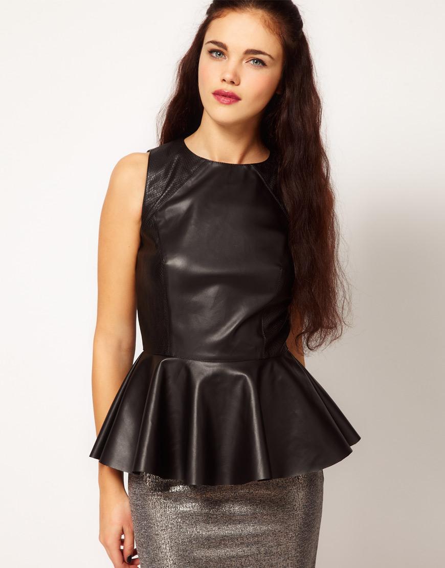 Foto Camiseta sin mangas de efecto cuero con sobrefalda de River Island ...