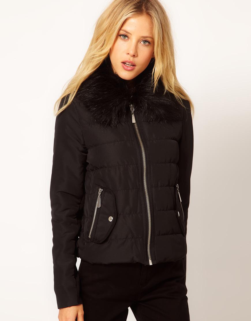 Foto Cazadora acolchada con cuello de piel sintética de River Island Negro