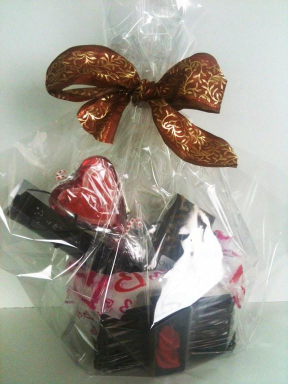 Foto Cesta regalo original con chocolates