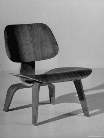 Foto Chair Designed by Charles Eames Made of Plywood, Peter Stackpole - Laminas