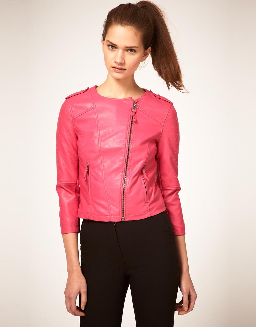 Foto Chaqueta biker guateada de efecto cuero sin cuello de ASOS Raspberry