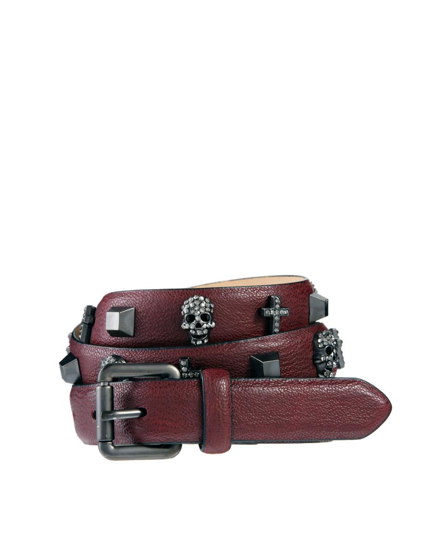 Foto Cinturón con calaveras, cruces y tachuelas de River Island Rojo