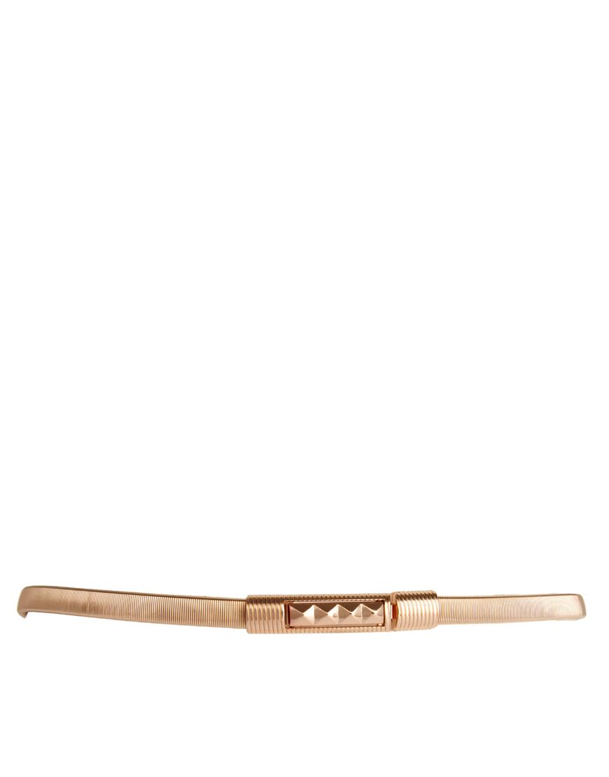 Foto Cinturón con tachuelas piramidales en dorado metalizado de Oasis D...