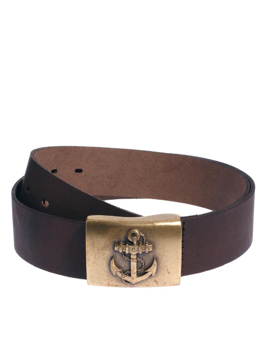 Foto Cinturón de cuero con detalle en forma de ancla en la hebilla de A...