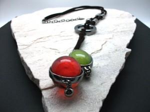 Foto collar con colgante bolas resina rojo y verde