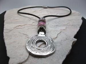 Foto collar cuero ceramica rosa