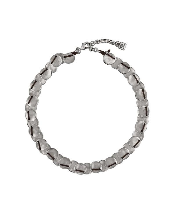 Foto Collar de mujer Haciendo eses UNO de 50