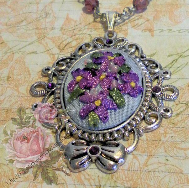 Foto collar plateado con bouquet  flores lilas bordado
