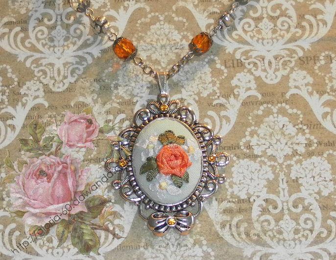 Foto collar plateado con bouquet  naranja bordado