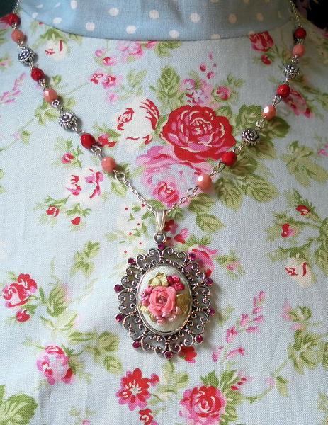 Foto collar plateado con bouquet  rosa bordado