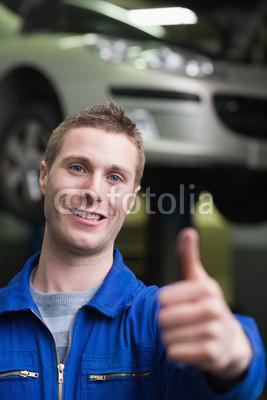 Foto Cuadro con foto profesional: Handsome car mechanic gesturing thumbs up, del autor WavebreakmediaMicro en DecoPlast de 100 x 100 cm