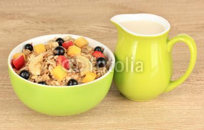 Foto Cuadro con foto profesional: Oatmeal with fruits on table close-up, del autor Africa Studio en DecoTex de 90 x 120 cm