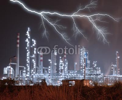 Foto Cuadro con foto profesional: Refinery industrial plant with Industry boiler at night, del autor xiaoliangge en DecoTex Luz de 40 x 40 cm