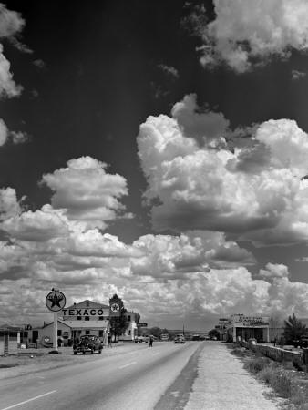 Foto Cumulus Clouds Billowing over Texaco Gas Station along a Stretch of Highway US 66, Andreas Feininger - Laminas