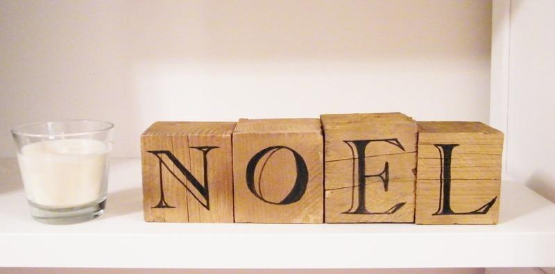 Foto Dados De Madera Dorada Con Letras Y Corazon Noel