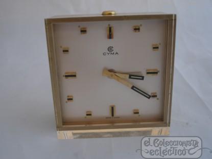 Foto Despertador de mesa. cyma. suiza. metacrilato y bronce. años 50