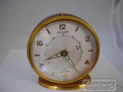 Foto despertador mesa. marca jaeger. 1970. bronce y esmalte rojo. ocho días