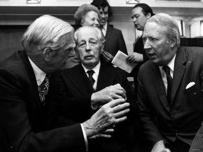 Foto Edward Heath Prime Minister with Former Prime Ministers Anthony Eden and Harold Macmillan - Laminas
