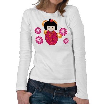 Foto Ejemplo de la muñeca del estilo de Kokeshi con el Camiseta