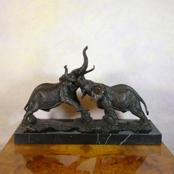 Foto Elefantes que luchan - estatua de bronce
