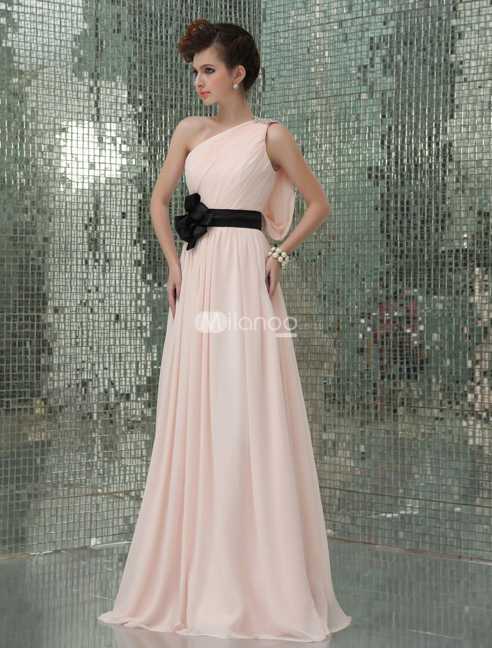 Foto Elegante rosa gasa vestido de noche de un solo hombro de la mujer