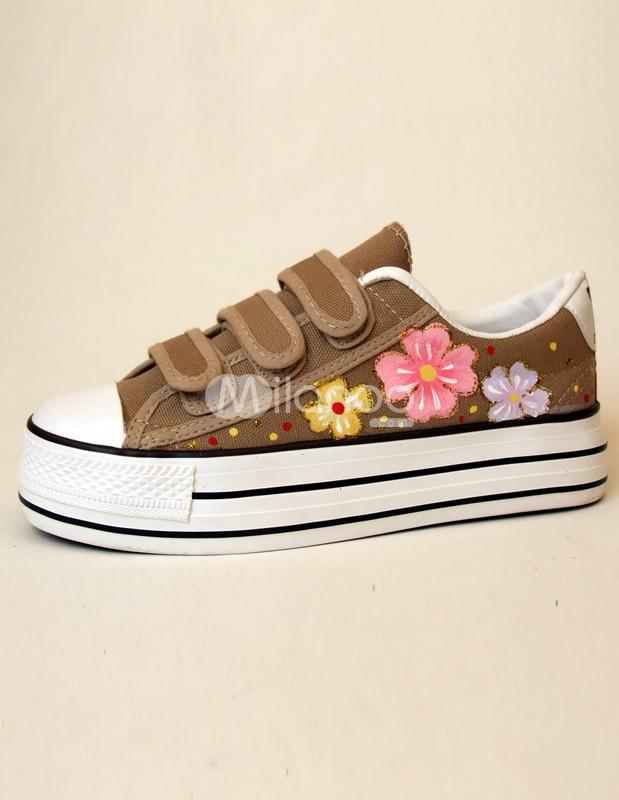 Foto Encaje marrón hasta zapatos de lona pintadas plataforma