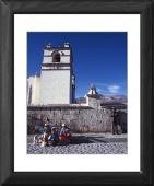 Foto Enmarca 51x41cm imprimir of Familia quechua fuera Iglesia del...