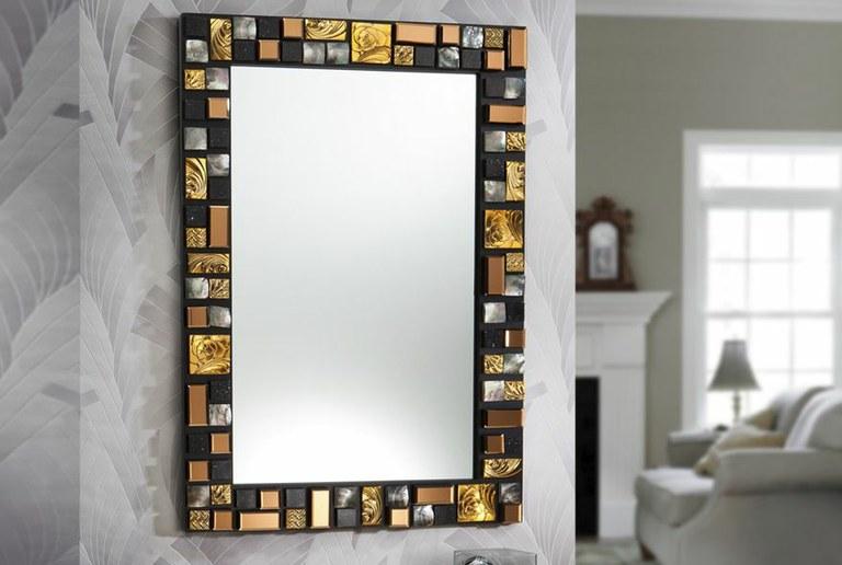 Foto Espejo con mosaico dorados