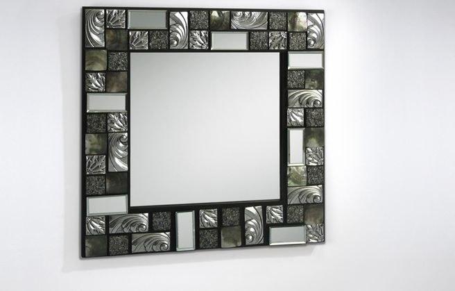 Foto Espejo con mosaicos negros y platas