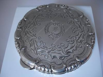 Foto Espejo De Bolsillo Mujer. Plata Cincelada. Conchas Y Motivos Vegetales. Años 50