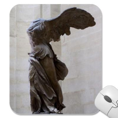 Foto Estatua de Nike, el Louvre, París, Francia Tapete De Ratones