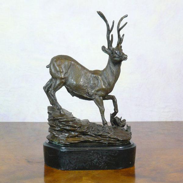 Foto Estatua de un ciervo en bronce