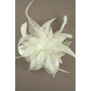 Foto fascinator peine - crema lily-esque flor y plumas fascinator sobre un