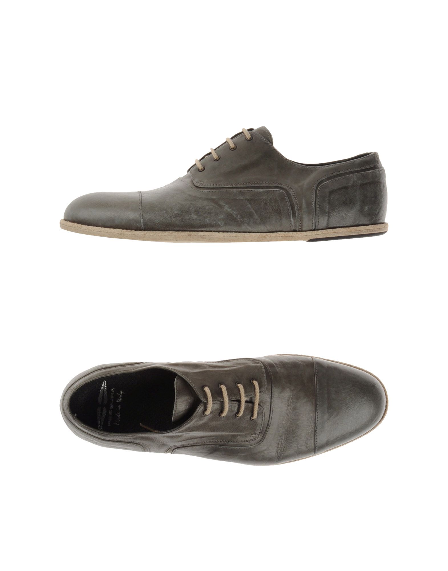 Foto fessura zapatos de cordones
