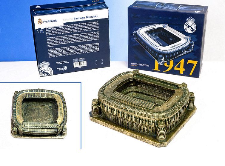 Foto Figura del Estadio Santiago Bernabéu del Real Madrid CF bronce