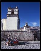 Foto Foto del ratón MAT of Familia quechua fuera Iglesia del pueblo de...